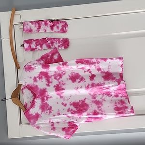 DIY pink/white tie dye, super soft t-shirt & matching socks!